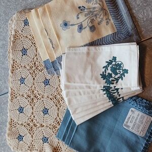 Lovely!  6 crocheted placemats & assortment of cloth napkins